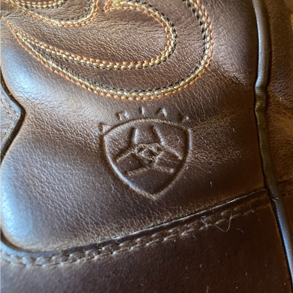 Very nice gently worn size 7 Ariat brown western boots.